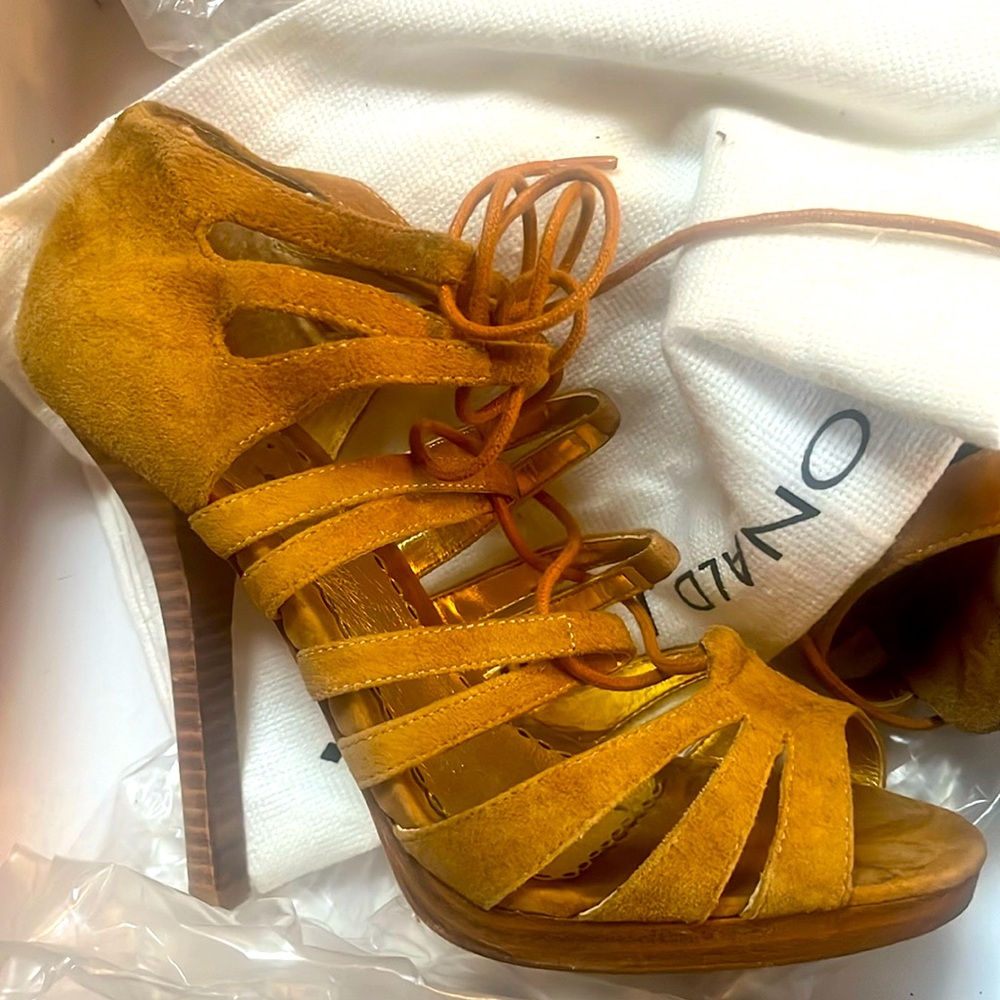 BEBE Sued sexy shoes